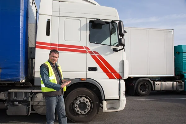 Logística - conductor orgulloso o promotor en la tapa de los conductores de camión — Foto de Stock