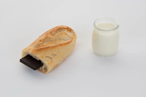 Pausa francesa, baguete com chocolate e iogurte — Fotografia de Stock