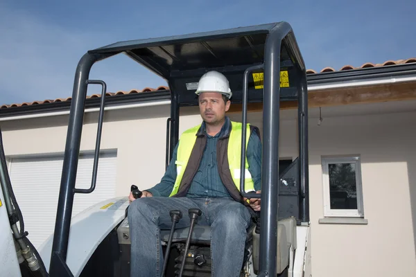 Worker operating a crane at a construction site — Stock Photo, Image