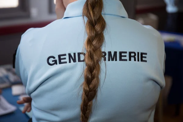 Kadın giyiyor polis gömlek için Fransız polis — Stok fotoğraf