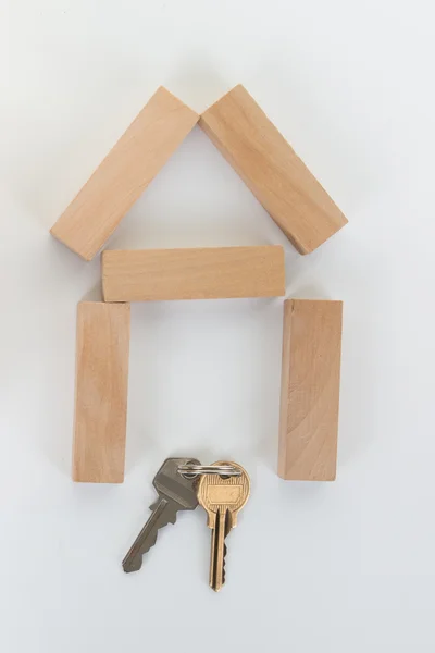 Hausbau mit Holzklötzen und Schlüsseln — Stockfoto