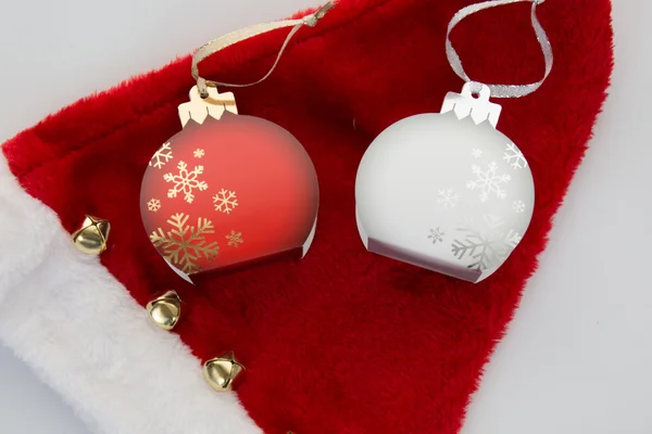 Vánoční čepice s dar červené a bílé izolovaných na bílém — Stock fotografie