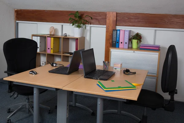 誰もの中に小さくて明るいオフィス インテリア — ストック写真