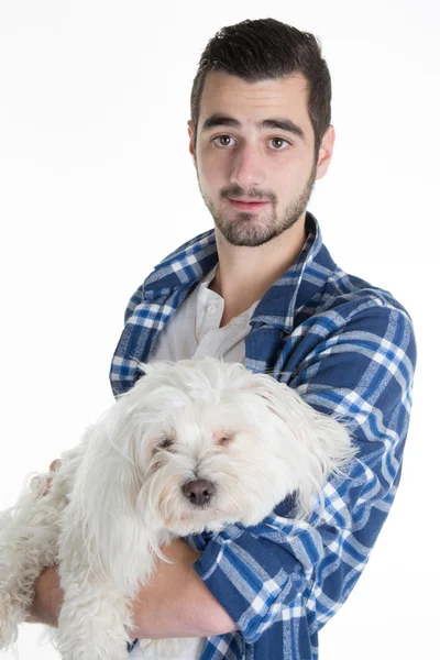 Porträt eines Mannes mit einem weißen Hund maltesischen bischon isoliert über weiß. — Stockfoto