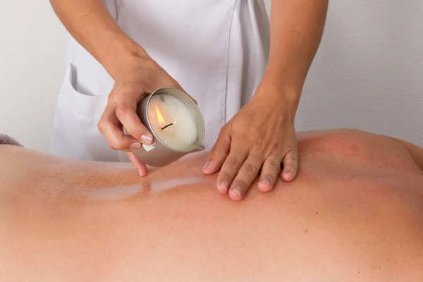 Mujer recibiendo masaje de vela en el centro de spa — Foto de Stock