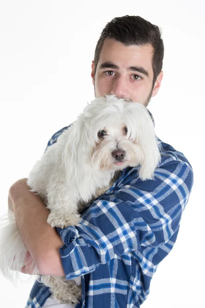 Portrét muže drží bílého psa maltských bischon izolovaných na bílém. — Stock fotografie