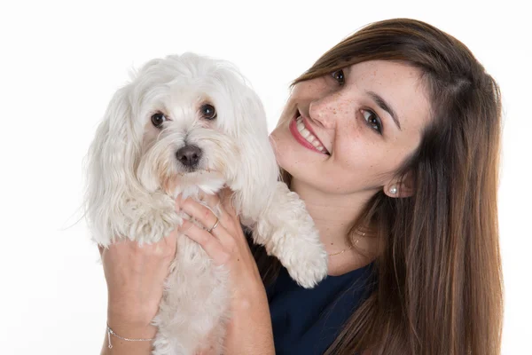 Mladá žena s bílým psem, pohledu, šťastný úsměv — Stock fotografie