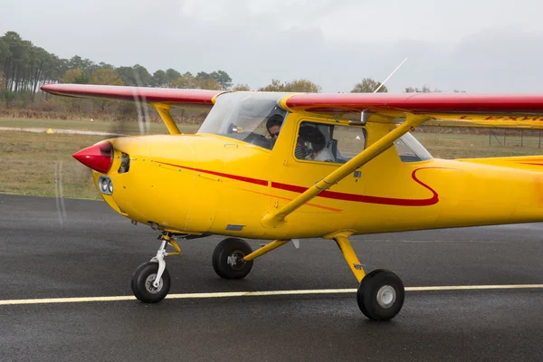 Νεαρός πιλότος προετοιμάζεται για να λάβει μακριά με αεροπλάνο. — Φωτογραφία Αρχείου