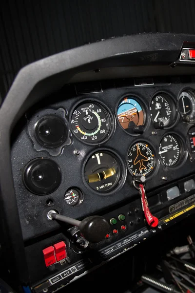 Πίνακας ελέγχου στο μικρό πιλοτήριο του ένα μικρό αεροπλάνο. — Φωτογραφία Αρχείου