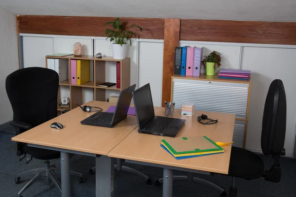 2 つのラップトップをオフィスの机の仕事やビジネスの概念 — ストック写真