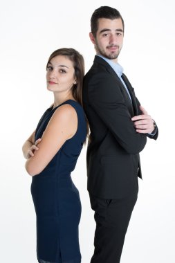 Beyaz arka plan üzerinde izole güzel genç çift sırt sırta