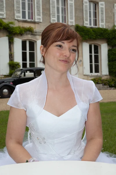 Portrait de Belle mariée aux cheveux roux. Mode robe et maquillage — Photo