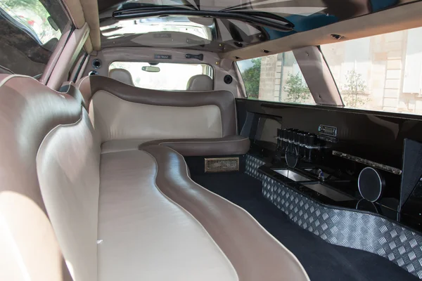 Dentro de uma bela limusine - interior de limusine de luxo — Fotografia de Stock