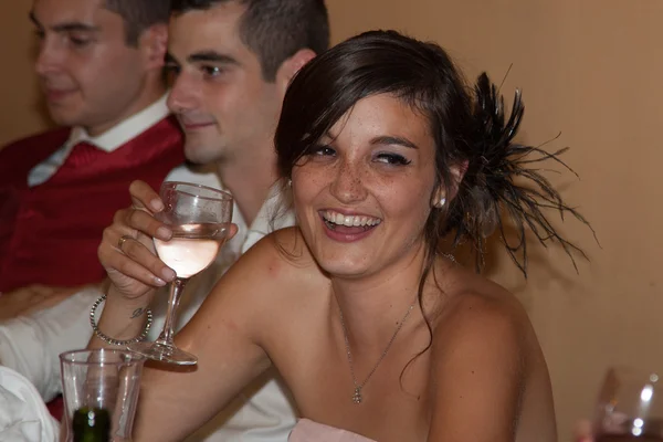 Atractiva y elegante jovencita bebiendo un cóctel en el restaurante . — Foto de Stock