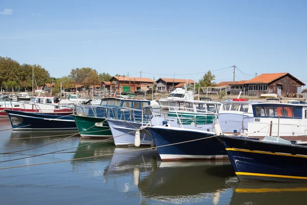 Zee baai met jachten en boot in de zomer — Stockfoto