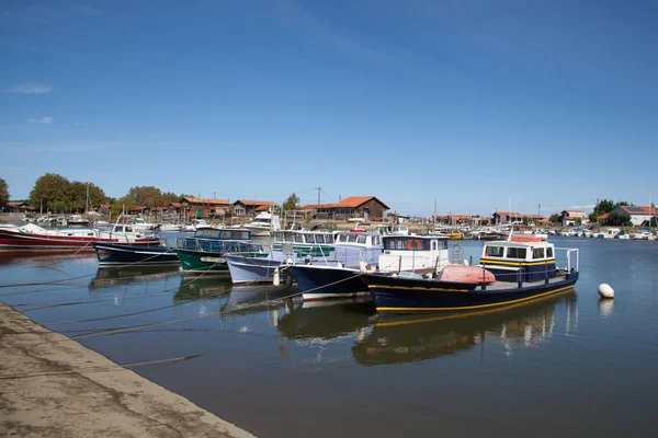 Imagen de la fila de veleros de lujo reflejados en el agua, puerto de yates en la bahía —  Fotos de Stock