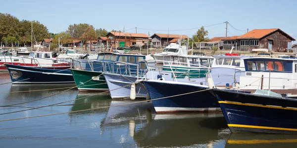 Port de voilier, beaucoup de beaux voiliers amarrés dans le port maritime, transport maritime moderne, vacances d'été . — Photo