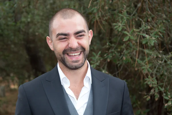 Hombre feliz sonriendo a la cámara al aire libre — Foto de Stock