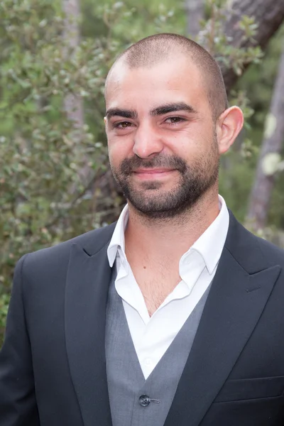 Hombre feliz sonriendo a la cámara en un día soleado —  Fotos de Stock