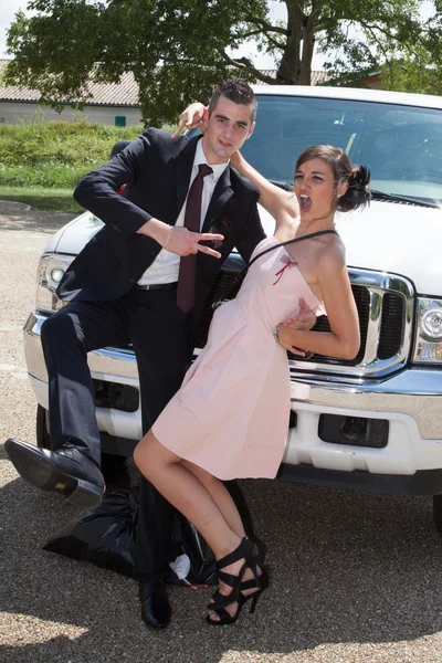 Feliz y elegante pareja afuera frente a un coche de lujo —  Fotos de Stock