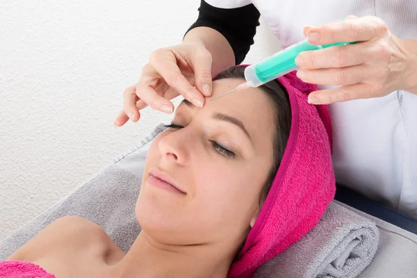 Junge und eine Schönheit, die Botox-Spritzen verabreicht. — Stockfoto