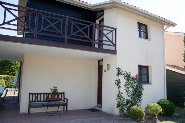 Hermosa casa con un precioso jardín — Foto de Stock