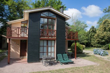 Çim ile tipik ahşap kır evi