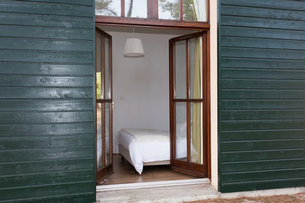 Fenêtre ouverte avec cadre vert et verre brun, chambre — Photo