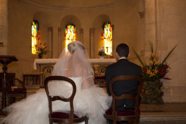 Gelin ve damat kilisede bir düğün töreninde