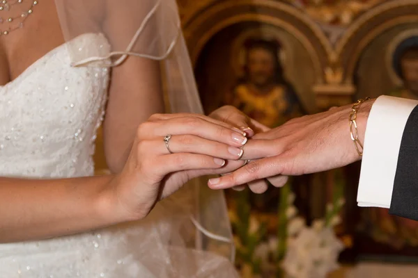 Man giving an engagement ring to his girlfriend — Stock Photo, Image