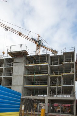 Kule vinci kullanılarak yeni bir bina inşa ediliyor