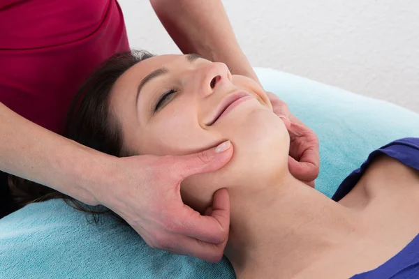 Mujer atractiva joven recibiendo tratamiento de spa sobre blanco — Foto de Stock