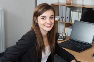 Onu laptop çalışan arka görünümü ofcaucasian kadın