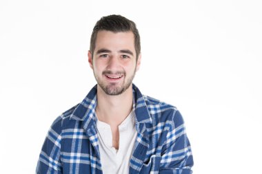 Beyaz arka plan üzerinde izole mutlu ve gülümseyen adam