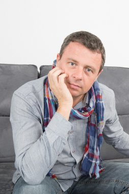 gülümseyen bir gündelik iş adamı portresi