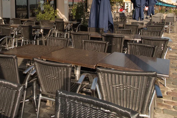 テーブルと椅子のコーヒー テラスのストリート ビュー — ストック写真