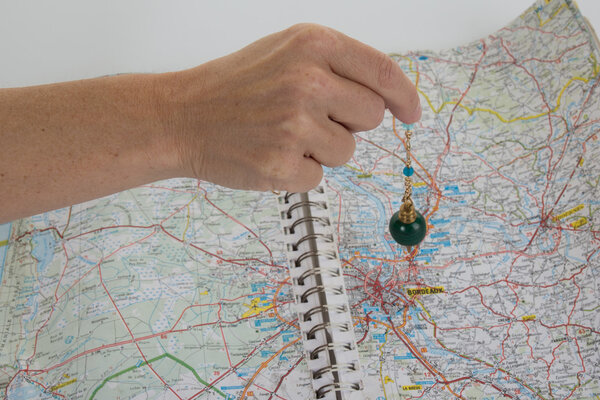 Pendulum, tool for dowsing on the chart