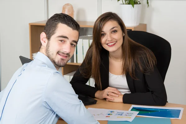 Bilden av två unga affärspartner vid möte — Stockfoto