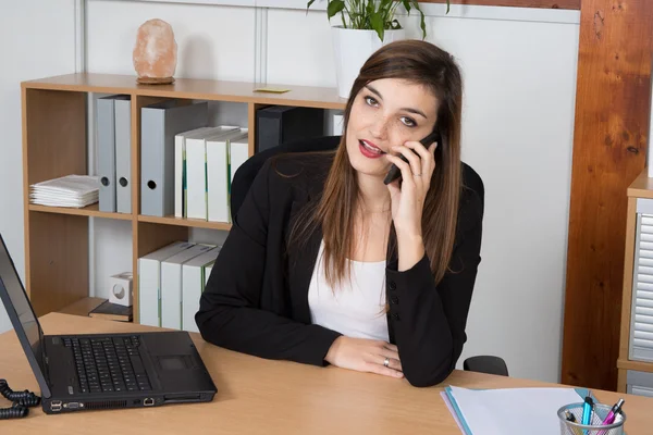Happy smart affärskvinna på telefonen i ljusa kontor — Stockfoto