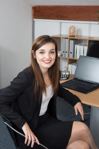 Vista trasera demujer caucásica trabajando en su ordenador portátil — Foto de Stock