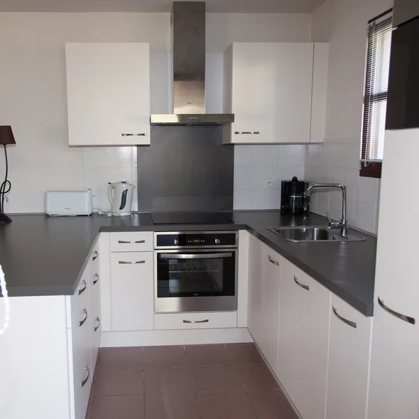 Hermosa cocina en una casa moderna — Foto de Stock