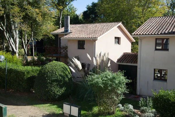 Vista do exterior de uma bela casa moderna — Fotografia de Stock