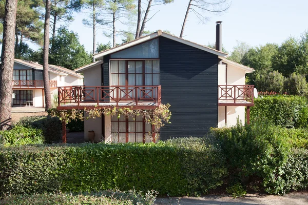 Vista do exterior de uma bela casa moderna — Fotografia de Stock