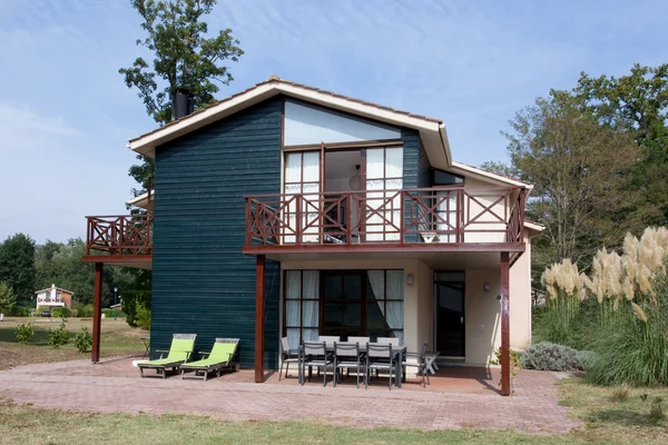 Vista del exterior de una hermosa casa moderna — Foto de Stock