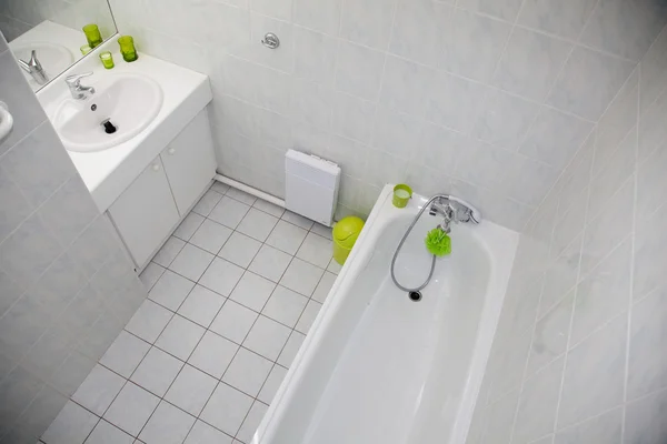 Beyaz temiz ve modern en az banyo bir evde — Stok fotoğraf