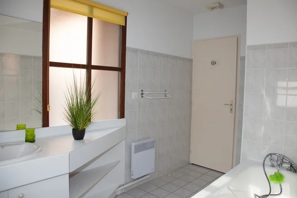 Blanco limpio y moderno baño mínimo en una casa — Foto de Stock