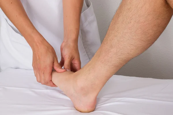 Genieten en ontspannen gezonde voet massage — Stockfoto