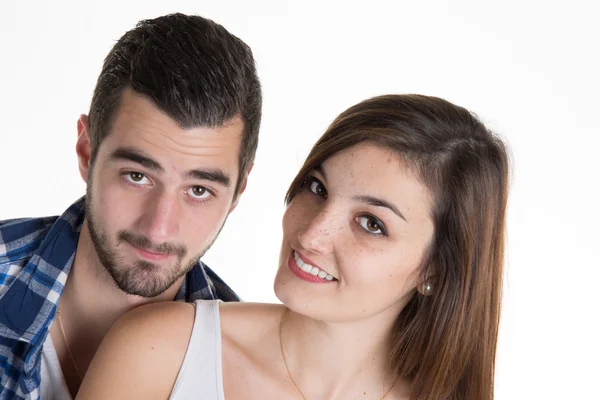 Lindo e feliz casal de pé no fundo branco — Fotografia de Stock