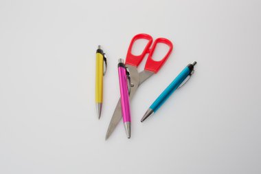 ofis aksesuarları ayarlayın. Beyaz bir arka plan üzerinde izole