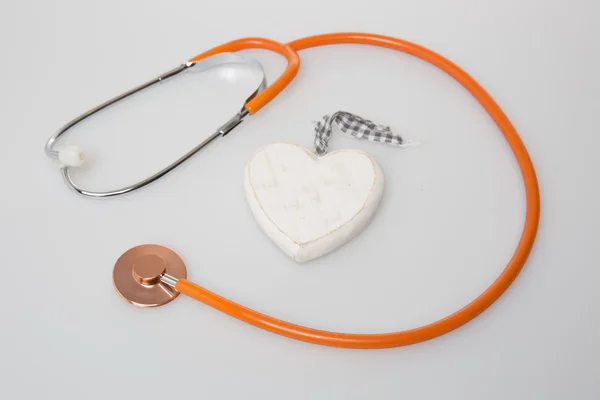 Trä hjärta och ett stetoskop, isolerad på vit — Stockfoto